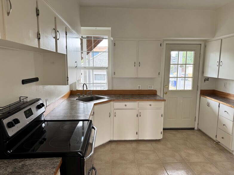 Kitchen - 3703 SE 65th Ave