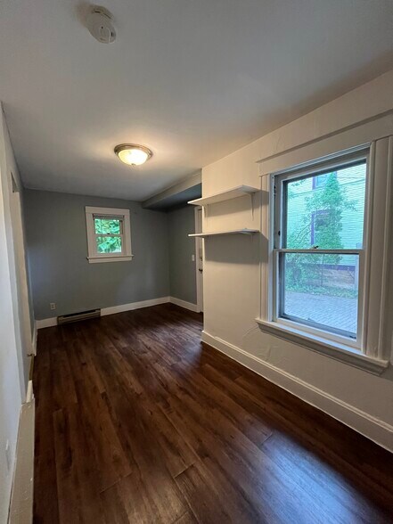 back apartment - 1049 Spaight St