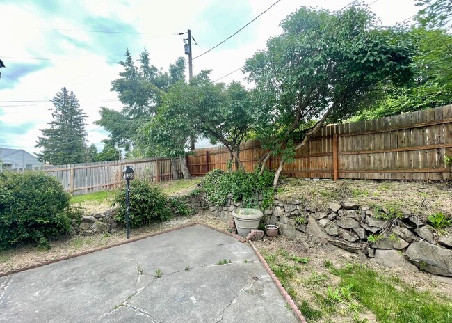 Building Photo - Charming 2-Bedroom with Bonus Space