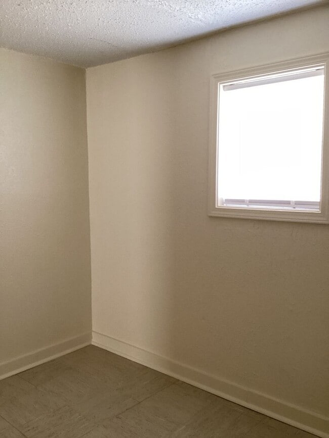 Building Photo - Newly Updated 2 bedroom Close to Morrison Park and High School!  Pets Welcome Upon Approval!