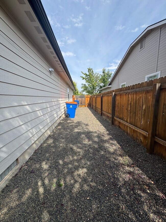 Building Photo - MOVE IN TODAY! Single level floorplan in d...