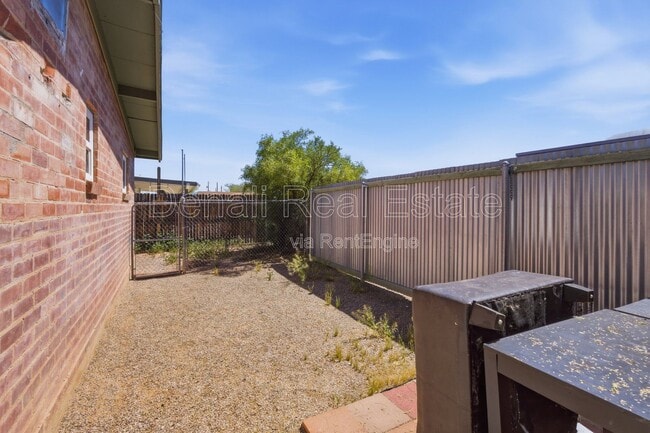 Building Photo - 3226 E Bermuda St