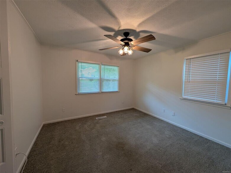 Building Photo - 31 Mountain View Dr