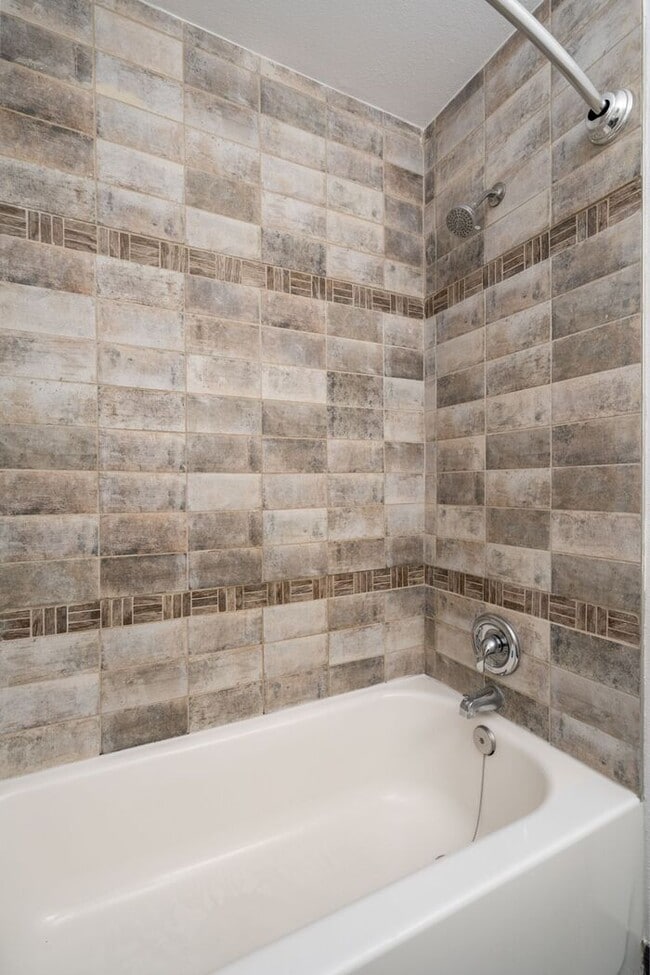 Building Photo - Beautiful 2 bedroom ready for you to call ...