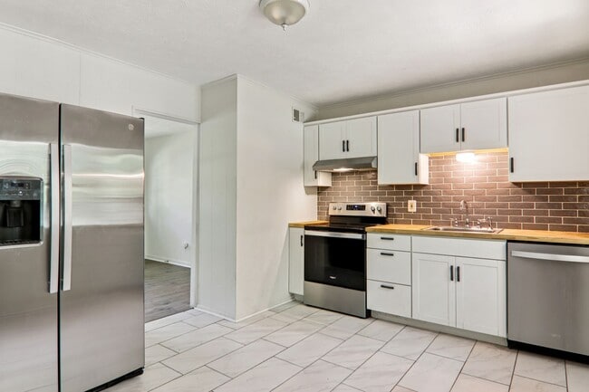 Building Photo - Move In Ready