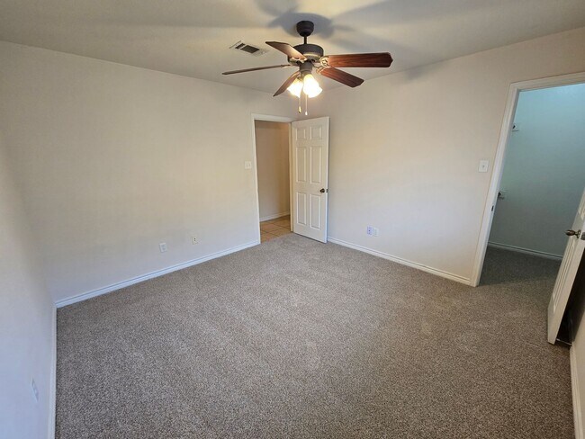 Building Photo - College Station - 3 Bedrooms / 3 bath Duplex on Oldenburg