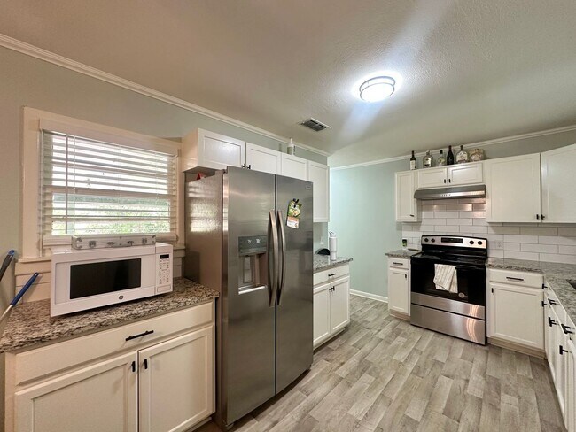 Building Photo - Updated 3-Bedroom Home Near TJC & Medical ...