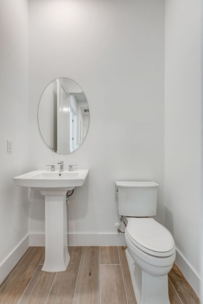 Building Photo - ** SEVEN SHORES ** 3+DEN / 2.5 BATH - BRAND NEW HOME! - LUXURY AMENTITES - PET OK - ANNUAL RENTAL