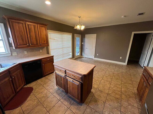Building Photo - Beautiful 3 Bedroom Home in Established Zachary Neighborhood!