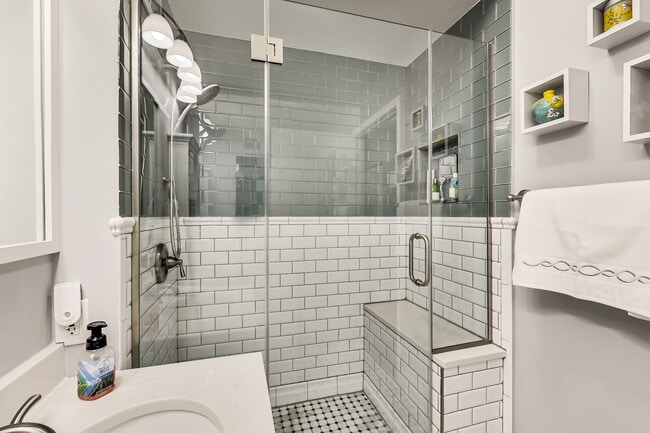 Building Photo - 400 N La Salle Dr