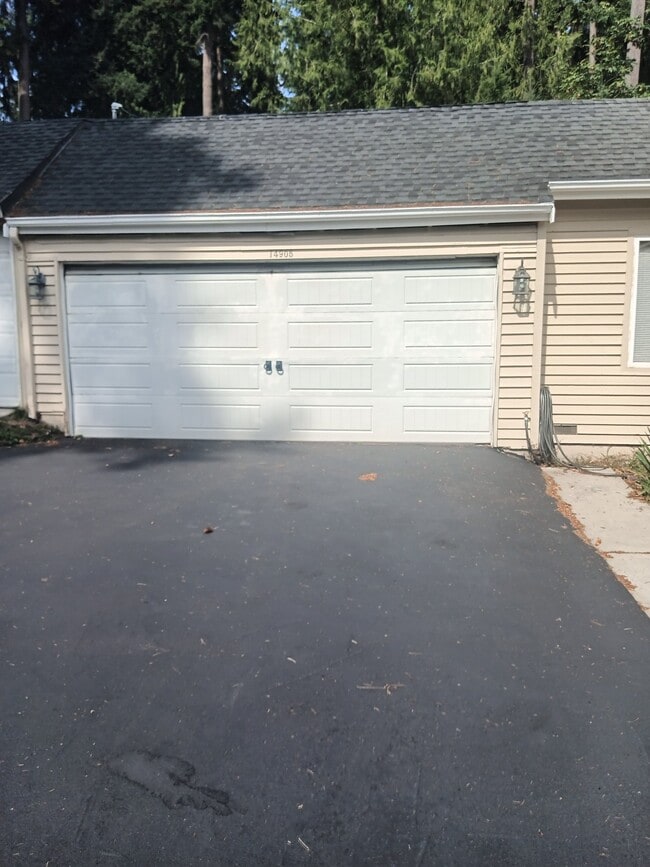 Building Photo - 14905 Cascadian Way