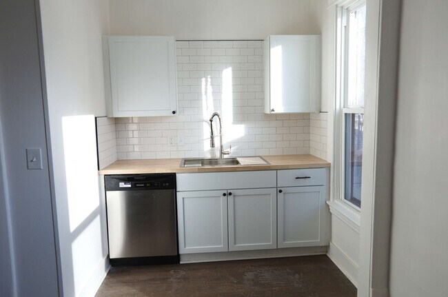 Building Photo - 1222 Wealthy St SE