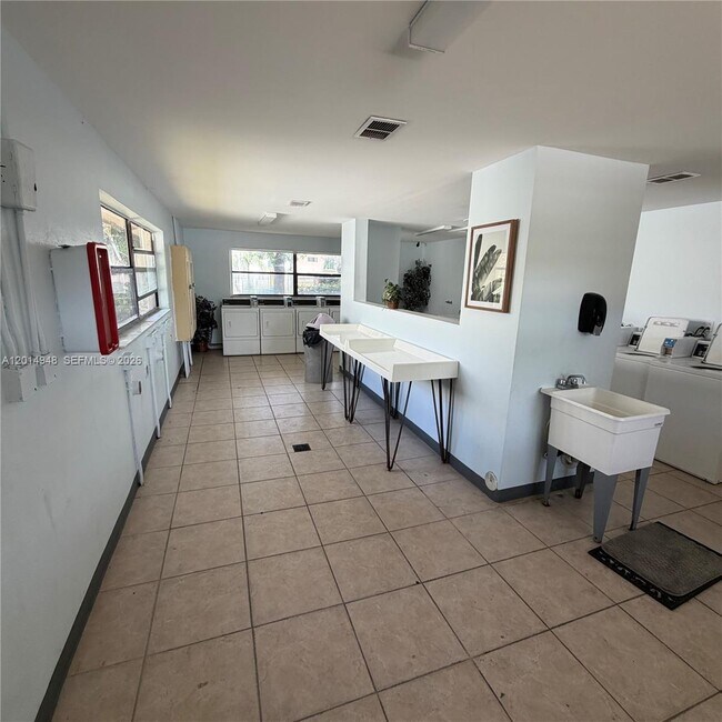 Building Photo - 4010 Lakeside Dr