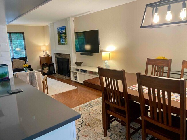 Building Photo - Lovely Kirkland House Ready for Someone to make it a HOME