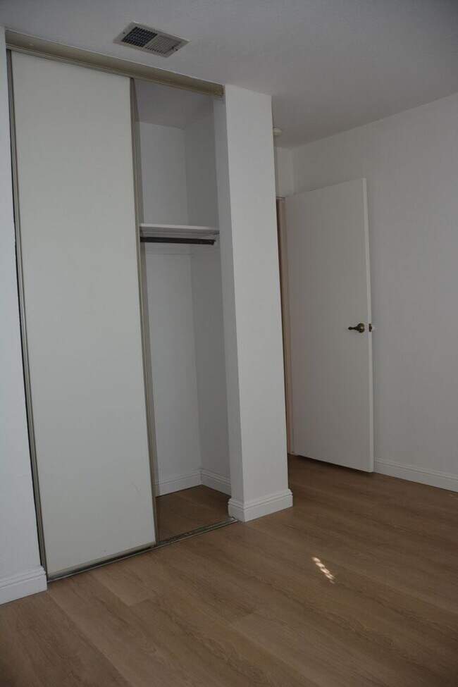 Building Photo - Sharp Pittsburg 3/2