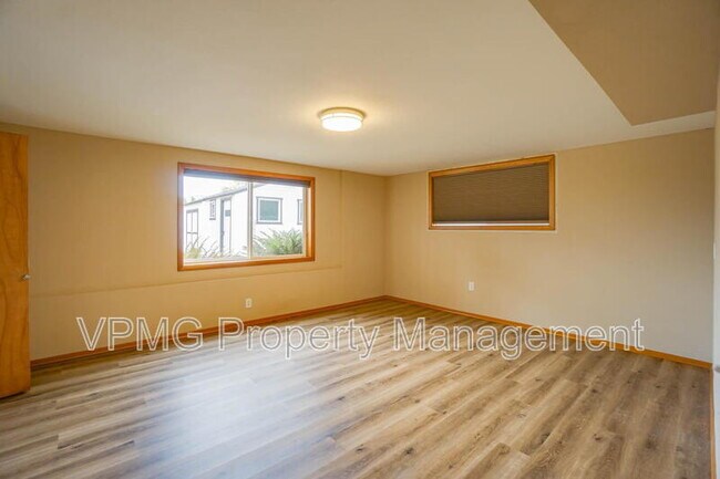 Building Photo - 6904 NE 70th St