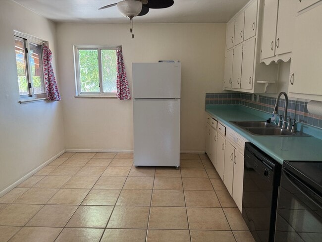 Building Photo - Nice 2 Br, 1 Bath house with the major app...