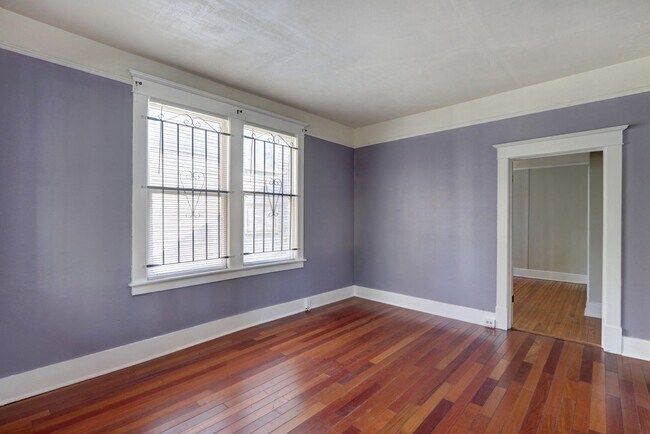 Building Photo - Large Historic Three (of four) Bedroom Apartment