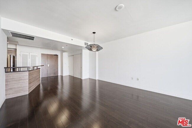 Building Photo - 3785 Wilshire Blvd