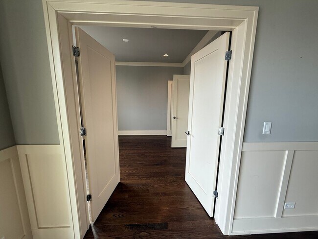 Building Photo - Luxury 3BR/2BA Condo – Prime Hyde Park Location, Modern Finishes