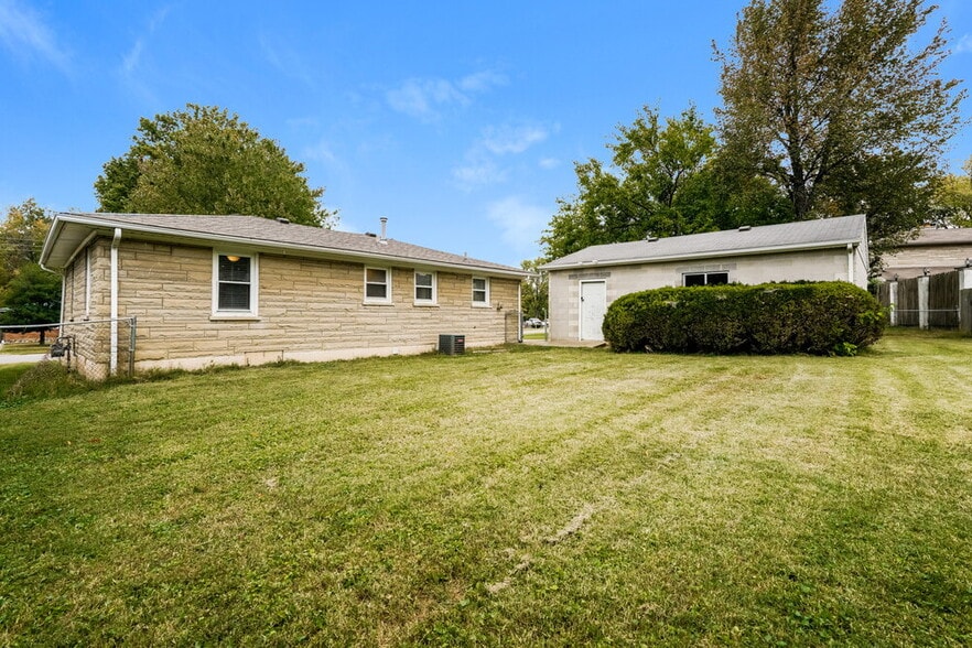 Building Photo - 5811 Dell Rose Dr