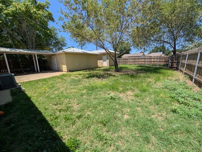 Building Photo - 3 bed 1 bath Pre-Leasing