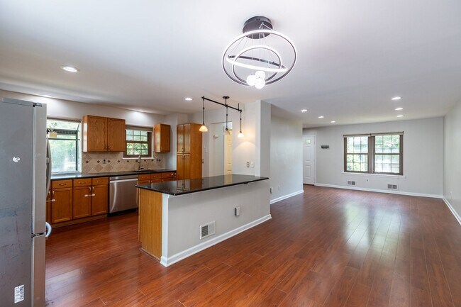 Building Photo - 2 bed 2.5 bath