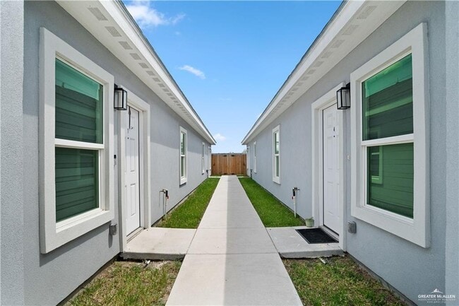 Building Photo - 13 Notre Dame Ave