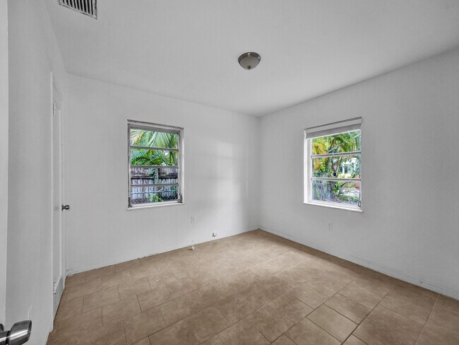 Building Photo - 3226 Oak Ave