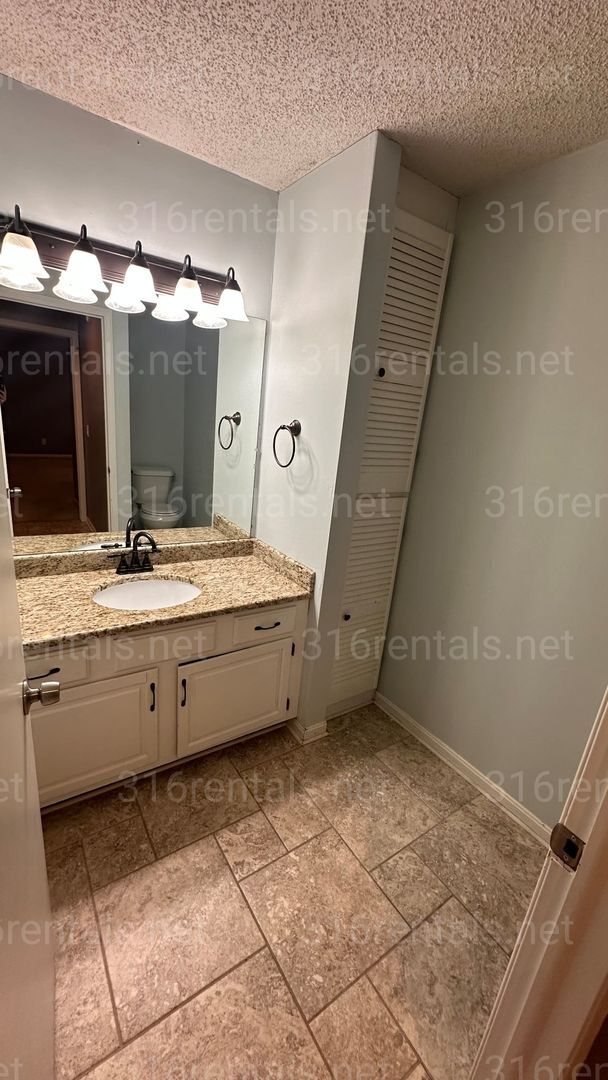 Building Photo - $1590 - 3 bedroom / 2.5 bathroom - Single ...