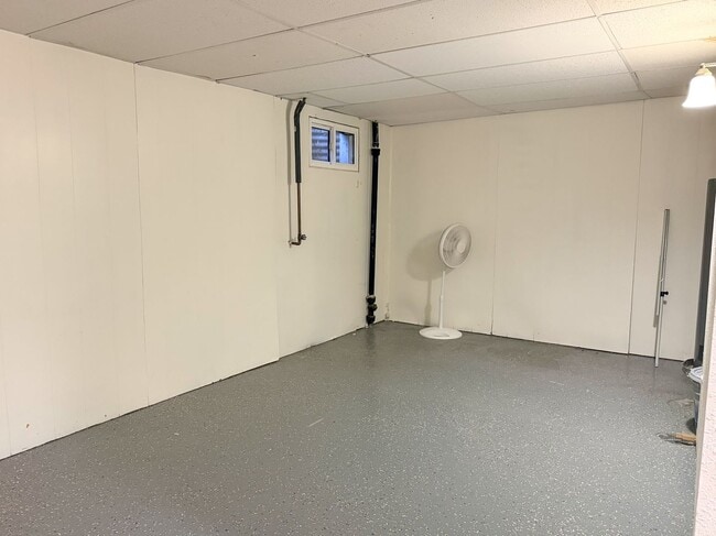 Building Photo - Updated Townhome with Covered Parking!