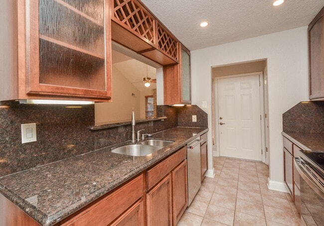 Building Photo - 13859 Hollowgreen Dr