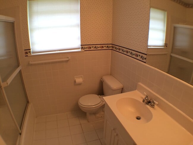Building Photo - Charismatic 3 Bed 2 Bath Home!