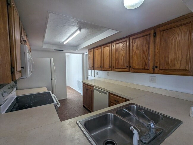 Building Photo - CORNER LOT 2/2 over 1246sf with NEW lvp fl...