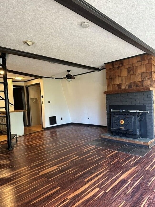 Building Photo - Lake Front Living on Lanier!