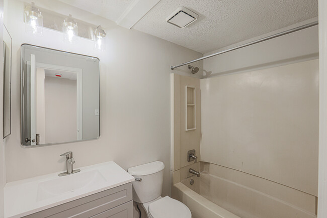Building Photo - Beautiful 3 Bedroom Home with 2.5 Bathrooms