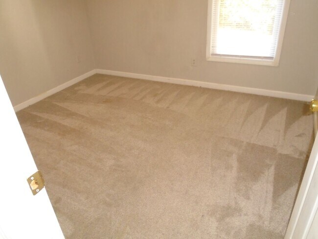 Building Photo - 3 bedroom in Hope Mills!