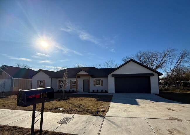 Building Photo - 104 Kirkland St