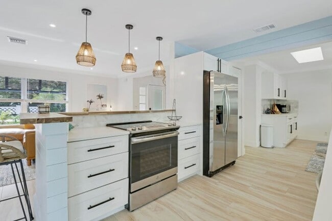 Building Photo - 9 W Riverside Dr