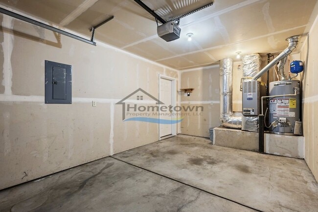 Building Photo - Two-Bed, Two-Bath Duplex with Garage in Co...
