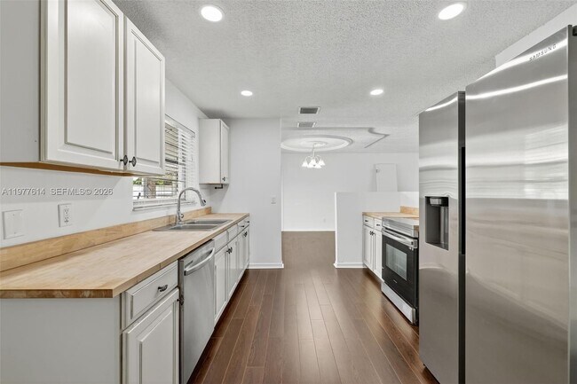 Building Photo - 770 SE Hollahan Ave