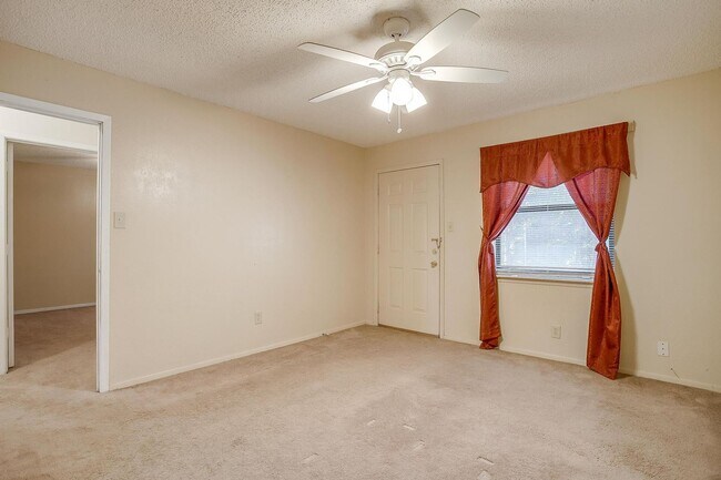 Building Photo - One Side of Very Nice Duplex West Granbury- 2 Bed, 2 Bath- 76049