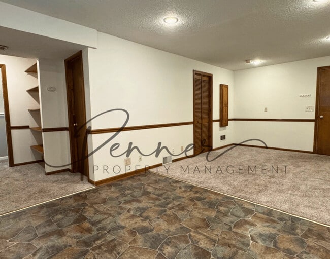 Building Photo - 1530 NE Stonewood Dr