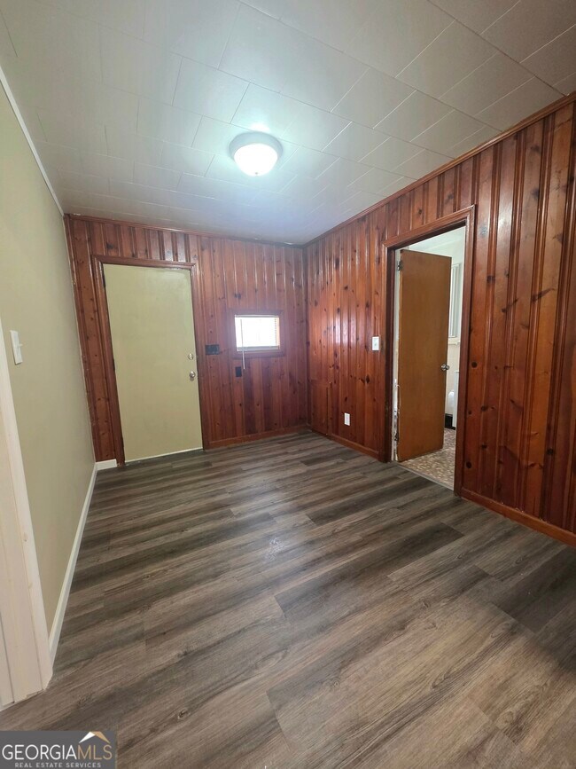 Building Photo - 2639 Tredway Dr