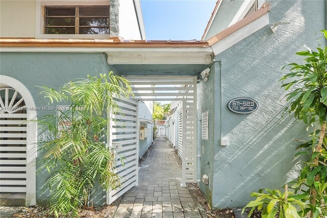 Building Photo - 517 NE 38th St