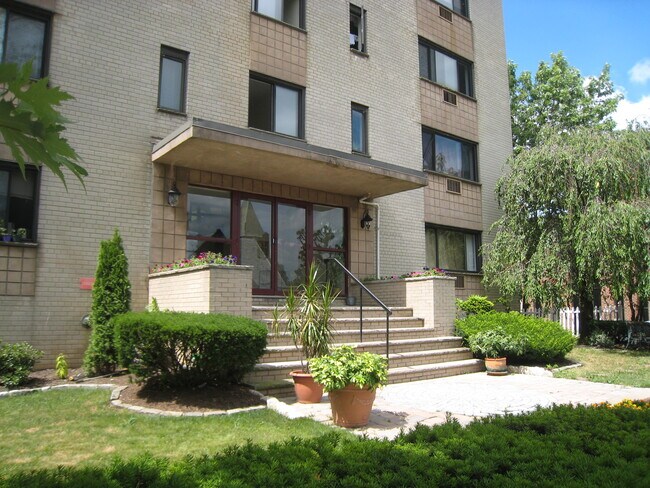 Primary Photo - 120 Irvington Ave