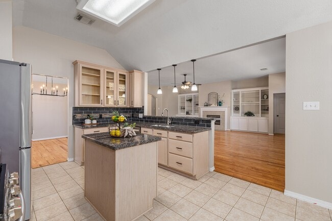 Building Photo - 8015 Sports Haven Dr