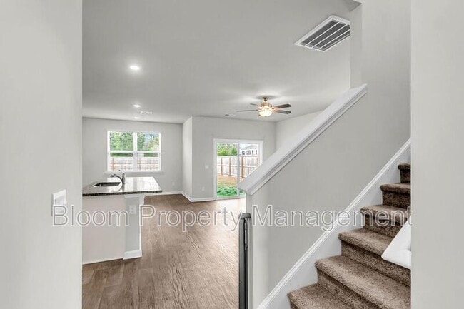 Building Photo - 205 Maple Hl Dr