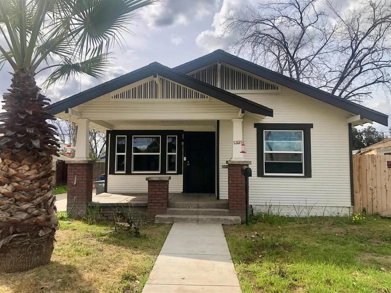 Building Photo - 1321 N Calaveras St