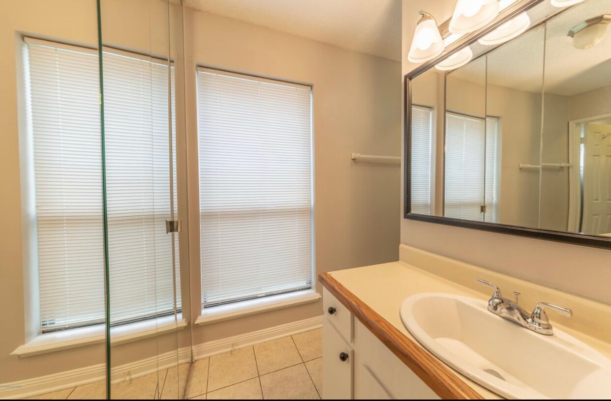 Bathroom - 913 St Landry St